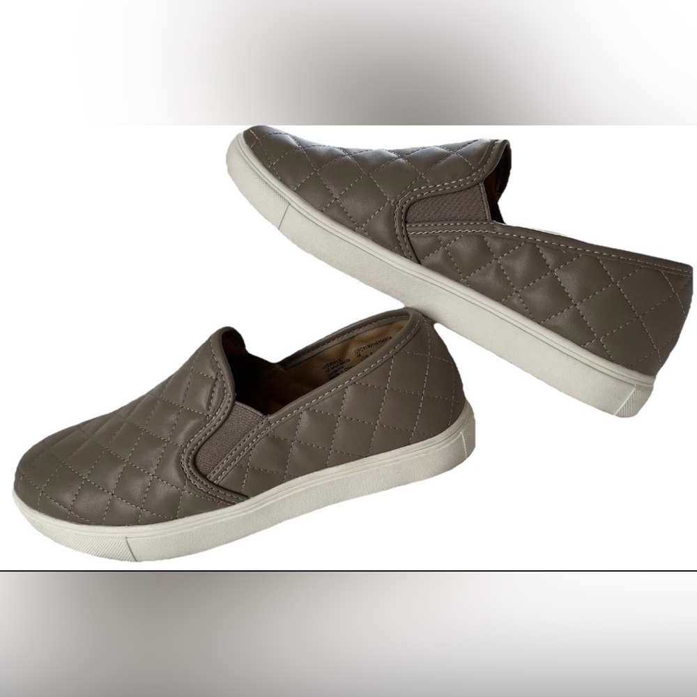 Mountain Sole Slip On Quilted Comfort Sneakers Beige Shoe Size 9 Tan Loafer